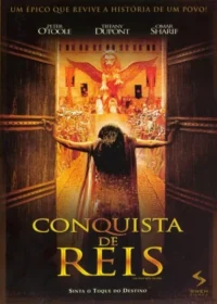 Uma mulher de costas abre portas enormes,revelando um salão real com uma grande estátua de leão alado e uma multidão. Clima épico e dourado.