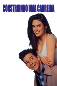Pôster:Mulher de cabelo escuro e regata branca sorri acima de homem jovem,também sorrindo. Fundo branco. Clima leve e alegre.