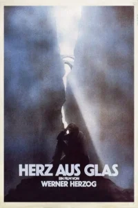 Silhueta escura de uma pessoa encurvada,sentada num desfiladeiro rochoso. Um feixe de luz intenso ilumina-a de cima. Clima sombrio.