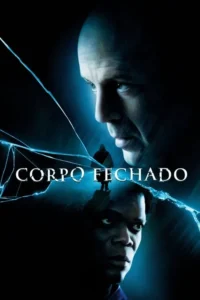 Dois homens sérios em pôster escuro com luz azul. Um careca acima, outro de pele escura abaixo, divididos por vidro quebrado. Clima tenso.