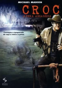 Homem com chapéu, rifle e binóculos; um crocodilo emerge da água turva em caverna. Cenário de suspense.