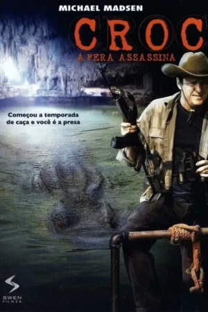 Homem com chapéu, rifle e binóculos; um crocodilo emerge da água turva em caverna. Cenário de suspense.