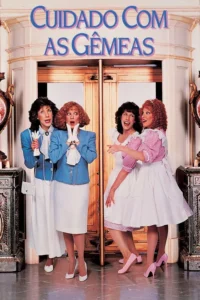 Quatro mulheres,duas chocadas de azul e duas rindo de avental,em um saguão elegante. Ambiente de comédia.