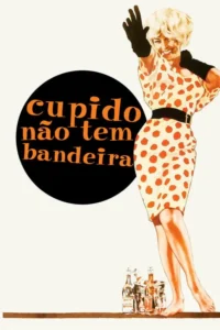 Mulher loira animada em vestido de bolinhas,luvas pretas,descalça sobre prateleira com garrafas. Fundo minimalista com círculo preto.