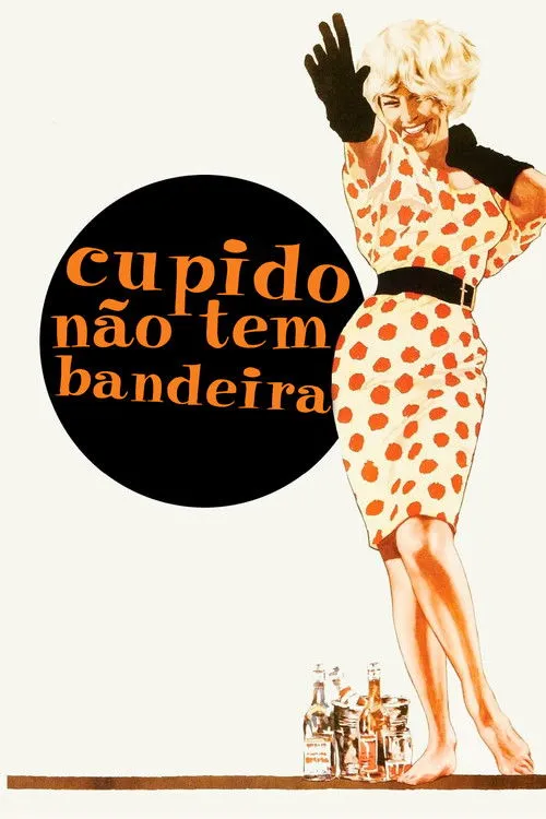 Mulher loira animada em vestido de bolinhas, luvas pretas, descalça sobre prateleira com garrafas. Fundo minimalista com círculo preto.