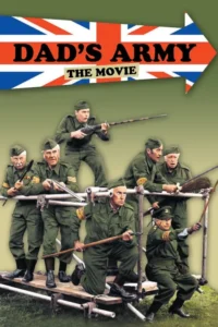 Um grupo de nove homens, muitos idosos, em uniformes militares verdes, posam com armas e ferramentas improvisadas sobre andaimes. Clima cômico.