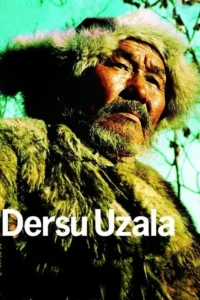 Close-up de um homem idoso com barba, vestindo gorro e casaco de pele. Olhar sério, fundo turquesa. Clima rústico e sábio.