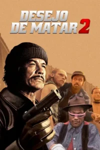 Homem sério de gorro e bigode segura arma,com grupo de homens de aspecto ameaçador ao fundo. Clima tenso e urbano.