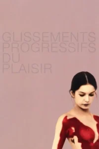 Pôster:Mulher pálida de cabelo escuro com o corpo parcialmente coberto por uma substância vermelha intensa,olhando para baixo. Fundo rosa. Clima enigmático.