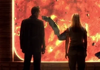 Duas figuras observam uma grande esfera cósmica em chamas, vermelha e laranja, com rochas flutuantes. Atmosfera dramática.