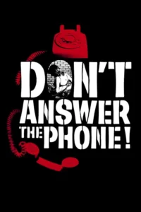 Pôster preto com letras brancas DON'T ANSWER THE PHONE!e dois telefones vermelhos. Mulher assustada de sutiã na letra O,fundo de tijolos. Clima de suspense.