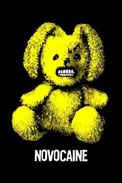 Pelúcia amarela com olhos escuros e dentes brancos arreganhados, em fundo preto. O clima é sinistro e perturbador.