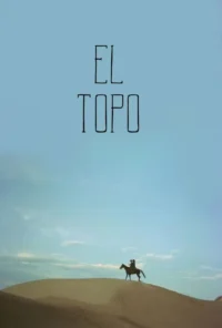 Pessoa a cavalo no topo de uma duna de areia sob um céu azul vasto e limpo. Clima desértico e solitário.