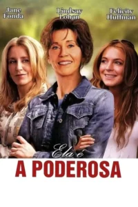 Três mulheres sorrindo:uma loira,uma morena de jaqueta jeans no centro,e uma ruiva. Fundo verde. Clima leve e intergeracional.