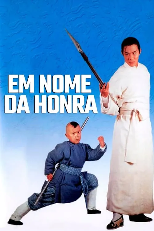 Homem com roupa branca segura lança, menino com roupa azul empunha bastão em pose de luta, fundo azul. Pôster de ação marcial.