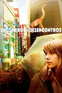 Jovem loira com guarda-chuva molhado observa cidade noturna vibrante,com neons e uma escultura de dinossauro ao fundo.