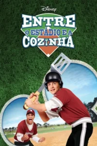 Jovem sorridente com capacete de beisebol empunha uma espátula como bastão. Outro homem exulta em campo de beisebol. Tom cômico e esportivo.