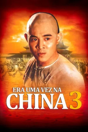 Homem asiático com cabeça raspada e olhar sério, em frente a um templo chinês e multidão. Céu avermelhado e clima épico.