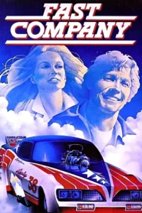 Pôster azul com carro de corrida vermelho e branco. Acima,um homem e uma mulher sorridentes em nuvens brancas. Clima de velocidade e aventura.