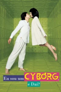 Um homem e uma mulher de branco flutuam em um quarto acolchoado verde-limão,inclinados para um beijo. Atmosfera surreal.