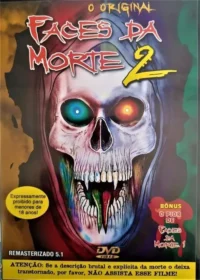 Pôster de horror: uma caveira encapuzada com olhos de cores diferentes (azul/vermelho) e língua vívida gotejando. Clima grotesco.