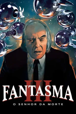 Homem idoso de terno e olhar enigmático, cabelo grisalho. Esferas metálicas com lâminas flutuam em fundo cósmico sombrio.