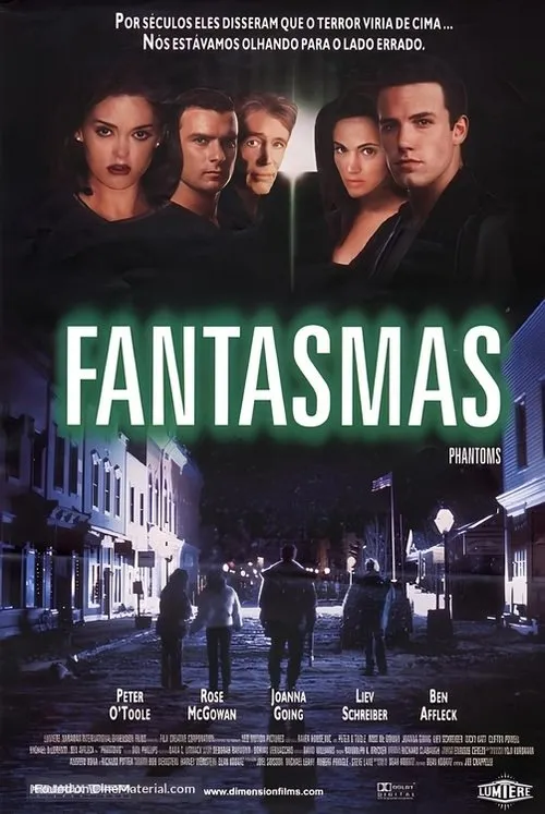Fantasmas 1 Pôster:Seis rostos sérios sobre uma rua de cidade pequena escura e nevada,com figuras misteriosas caminhando. Clima sombrio.