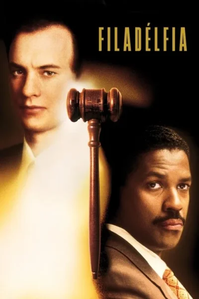 Dois homens sérios, um branco e um negro, emolduram um martelo de juiz. Um feixe de luz vertical os conecta, sugerindo drama judicial.