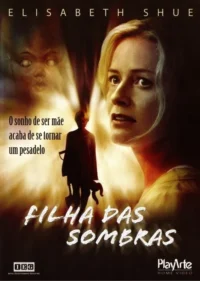 Mulher loira apavorada. Uma figura sombria de criança com brinquedo e pá. No fundo, rosto fantasmagórico de boneca. Clima de terror.