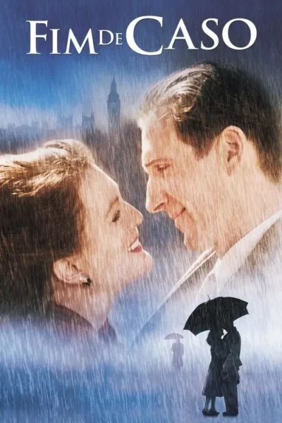 Pôster de romance. Casal sorrindo se olha sob forte chuva. Cenário de cidade com torre do relógio. Silhuetas de guarda-chuvas ao fundo.