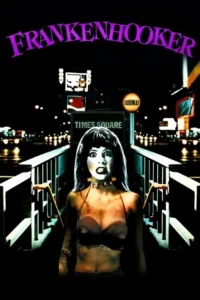 Mulher com rosto pálido e cicatrizes, pescoço com parafusos, em biquíni na escadaria de metrô. Times Square noturna ao fundo. Clima de terror estranho.