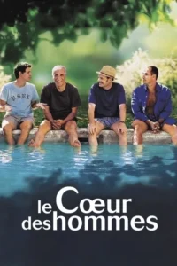 Quatro homens de idades variadas sentados à beira de uma piscina,com os pés na água,conversando num ambiente relaxado e ensolarado.