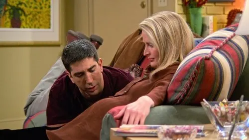 Friends – T01E09:Aquele em que o Oprimido Escapa 1 Homem moreno deitado em sofá verde conversa com mulher loira sentada,que olha para longe. Cenário de sala aconchegante.