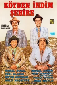 Quatro homens sorridentes em ternos xadrez e chapéus. Dois de pé e dois semienterrados em um monte de moedas de ouro. Clima cômico.