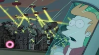 Personagem de desenho chocado em cápsula. OVNIs atacam uma cidade com lasers, causando destruição e escombros voando. Cena de caos.
