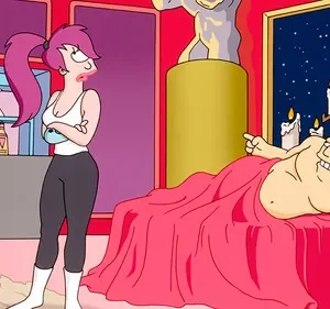 Mulher de um olho, braços cruzados, olha irritada para homem sem camisa sorrindo na cama. Cenário romântico com velas e céu estrelado.