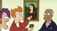 Homem ruivo oferece dinheiro a homem de robe, mulher de cabelo roxo ao lado. Pintura da Mona Lisa estilizada na parede.