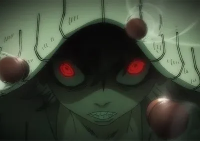 Close-up de figura sombria de anime com olhos vermelhos brilhantes e dentes afiados, usando capuz com esferas. Atmosfera ameaçadora.