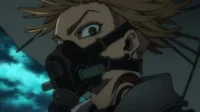 Jovem loiro anime com máscara de gás, um olho arregalado, olhando para a direita. Fundo escuro azul-esverdeado e tempestuoso. Clima tenso.