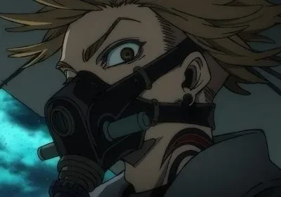 Jovem loiro anime com máscara de gás, um olho arregalado, olhando para a direita. Fundo escuro azul-esverdeado e tempestuoso. Clima tenso.