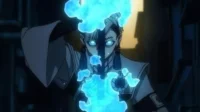 Personagem de anime sério com olhos azuis brilhantes, empunhando uma energia azul luminosa que cobre parte de seu rosto. Cena escura e mística.