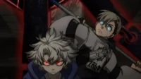 Dois jovens em estilo anime. Um de cabelo branco com olhos vermelhos intensos; outro, de cabelo loiro, empunha uma arma grande. Cenário escuro e ameaçador.