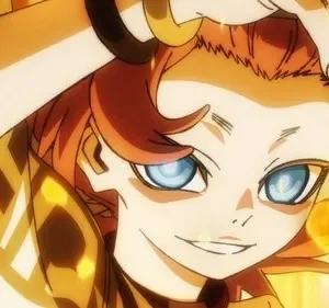 Pôster anime: Rosto de personagem com cabelo laranja, olhos azuis brilhantes e sorriso astuto. Fundo dourado luminoso com partículas flutuantes.