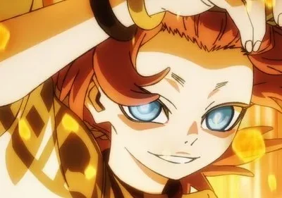 Pôster anime: Rosto de personagem com cabelo laranja, olhos azuis brilhantes e sorriso astuto. Fundo dourado luminoso com partículas flutuantes.