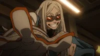 Anime girl de cabelos claros, óculos vermelhos e sorriso malicioso em traje branco/laranja, inclinada para frente em fundo escuro.