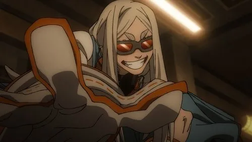 Anime girl de cabelos claros, óculos vermelhos e sorriso malicioso em traje branco/laranja, inclinada para frente em fundo escuro.