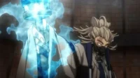 Personagem de anime com máscara e olhos brilhantes, cabelo espetado, segura cajado azul-cintilante. Fundo escuro. Clima misterioso e poderoso.