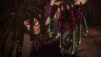 Personagem anime com dreadlocks, olhos roxos brilhantes e sorriso sinistro. Exibe uma garra mecânica verde luminescente em fundo escuro, clima ameaçador.