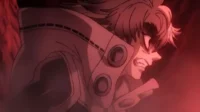Close-up de personagem de anime masculino com expressão de raiva intensa, dentes cerrados, cabelo espetado, em fundo vermelho escuro e dramático.