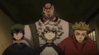 Pôster anime: Um homem musculoso e três jovens com gargantilhas, em um ambiente escuro. Expressões sérias e um clima tenso.